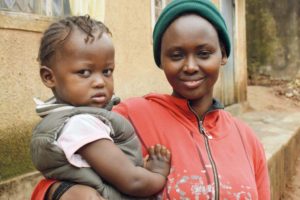 Kongolainen Chantal pitää nuorta tytärtään sylissään.