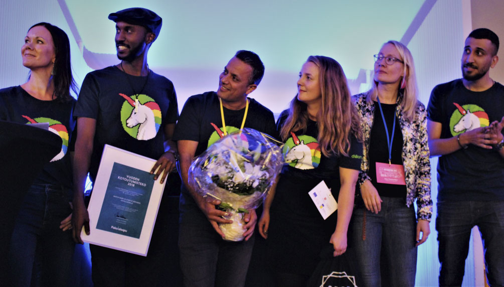 Startup Refugees -verkoston edustajat vastaanottamassa Vuoden kotoutumisteko 2018 -tunnustusta