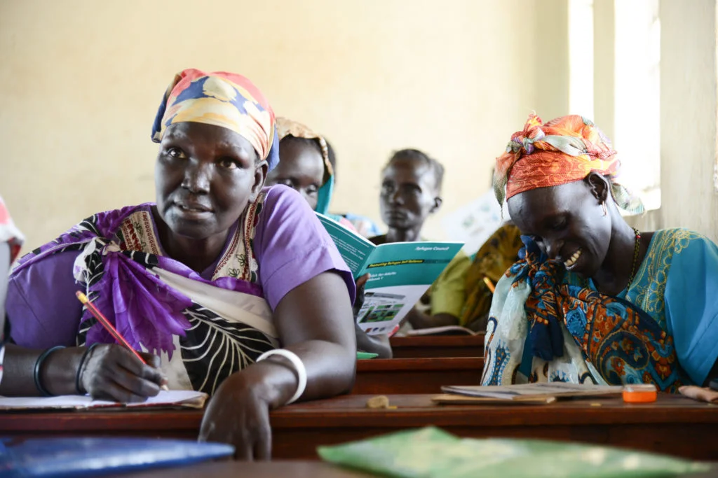 Pakolaisavun toiminnallisen lukutaidon kurssilla Adjumanin pakolaisasutusalueella Ugandassa, pakolaiset oppivat englantia.