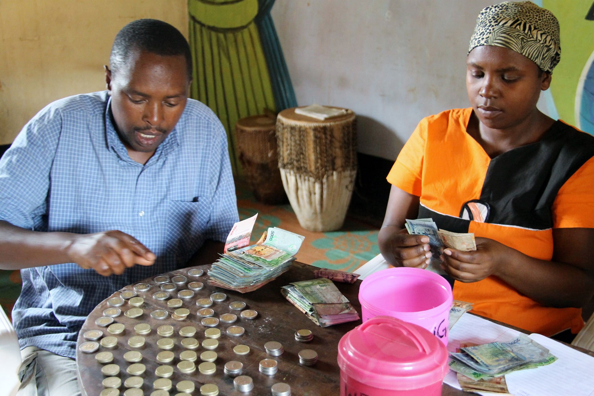 Pakolaisten yhteisen säästöryhmän kokoontuminen Kampalassa, Ugandassa,