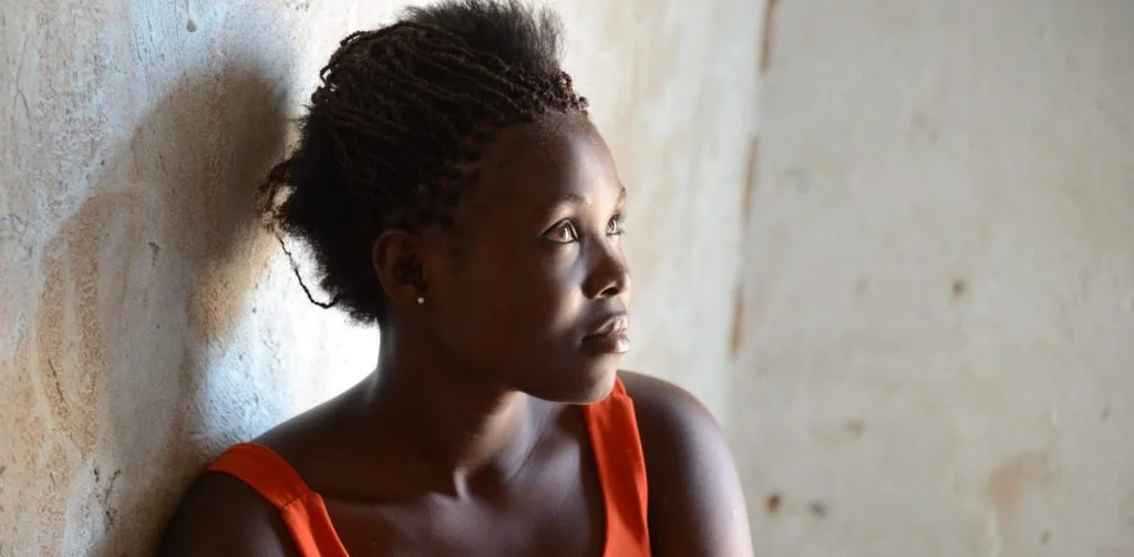 Mwavita istuu perustamassaan kauneussalongissa, hän pakeni Kongosta ja asuu Kyangwalin pakolaisasutusalueella Ugandassa