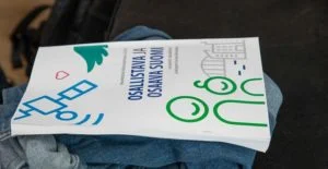 Hallitusohjelma 2019-2023 "Osallistava ja Osaava Suomi" laskettu farkkutakin päälle penkille