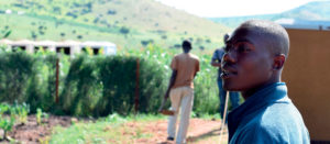 Kongolainen Klina Pakolaisavun ylläpitämällä nuorisokeskuksen kasvimaalla