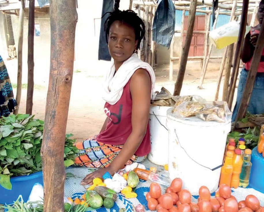 Kongolainen pakolaisnainen Sarah istuu torilla Ugandassa