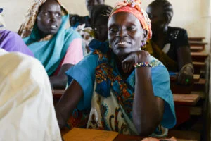 Oppilas istuu Pakolaisavun englannin kurssilla Adjumanin pakolaisasutusalueella Ugandassa