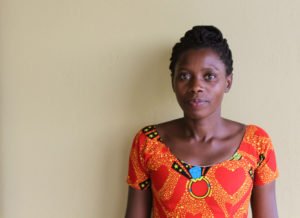 Muotokuva Everlyne Kabasitasta, joka on Pakolaisavun vanhempi aikuiskoulutuksen toimihenkilö Kampalassa, Ugandassa