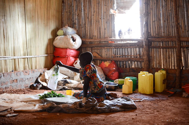 Pakolaislapsi asutusalueella Ugandassa.