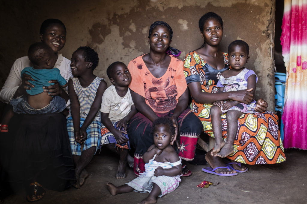 Pakolaisavun hyödynsaaja ja ilmastonmuutoksen vaikutukset kokenut Veronica Nyamaguru perheensä kanssa Kyanqwalin pakolaisasutusalueella Ugandassa