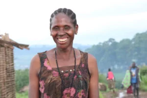 Kongolainen Gorgeta hymyilee pakolaisasutusalueella Ugandassa