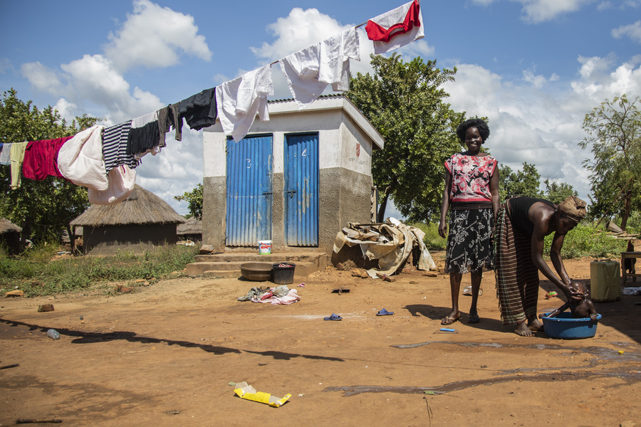 Pakolaisavun hyödynsaaja ja ilmastonmuutoksen vaikutukset kokenut Alia Rose Adjumanin pakolaisasutusalueella Ugandassa