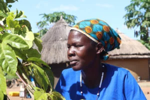 Etelä-Sudanista Ugandaan paennut yksinhuoltajaäiti Kasara pakolaisleirillä Ugandassa