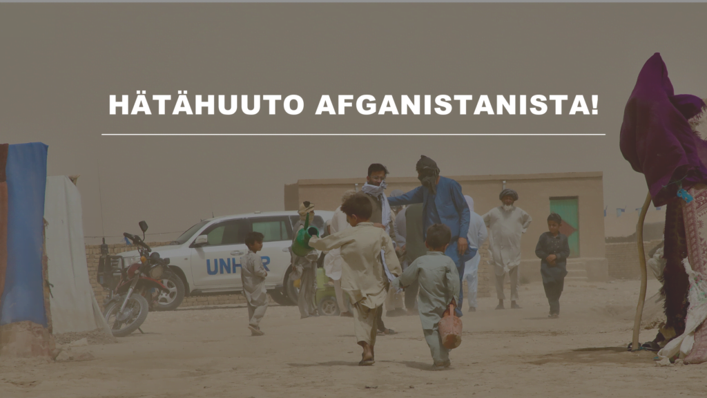 Kuvassa kaksi lasta kävelee hiekkaisen pakolaisleirin keskellä, taustalla näkyy telttoja ja muita ihmisiä. Kuvassa on teksti: Hätähuuto Afganistanista!