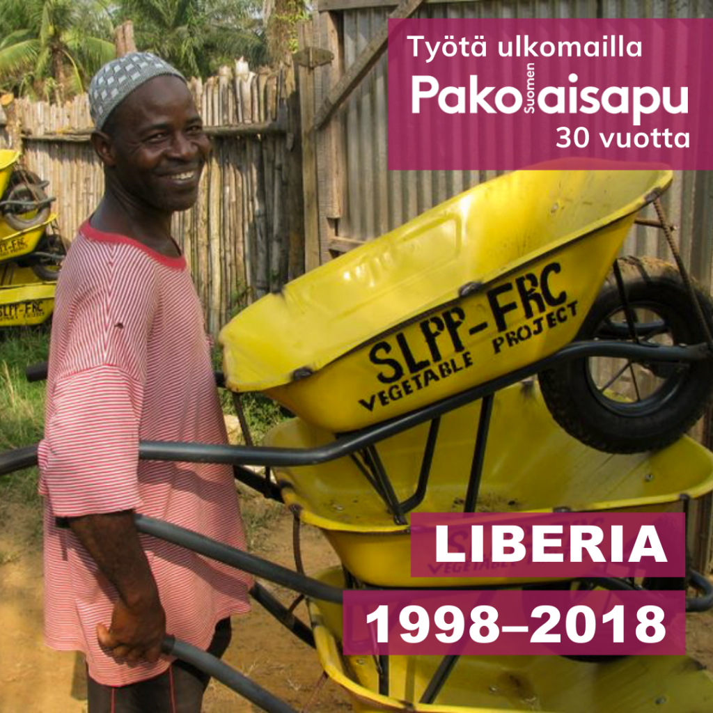 Mies hymyilee ja työntää päällekkäin olevia kottikärryjä. Kuvassa on Pakolaisapu, työtä ulkomailla 30 vuotta -logo ja teksti Liberia 1998-2018.