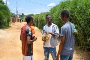 Kuvassa kolme ihmistä keskustelevat toisilleen Ugandan Nakivalessa