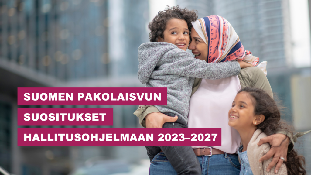 Aikuinen pitää sylissä kahta lasta. Otsikko: "Suomen Pakolaisavun suositukset hallitusohjelmaan 2023-2027".