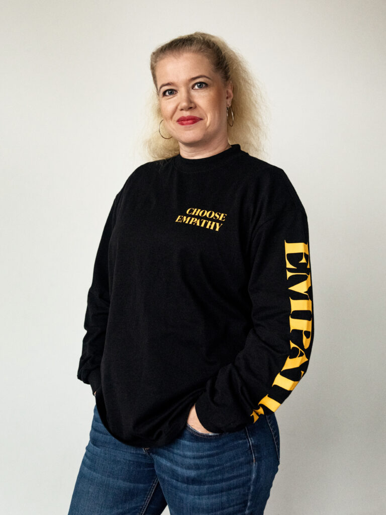 Kuvassa seisoo Annika Nyman-Paajanen musta Choose Empathy-paita päällään.
