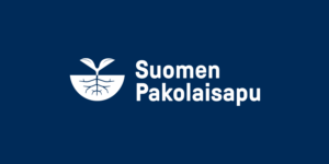Valkoinen logo, jossa juuret ja lehtiä, ja valkoinen Suomen Pakolaisapu -teksti mustalla tummansinisellä taustalla