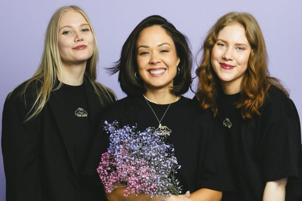 Kuvassa on Sita Salminen sekä Pakolaisavun viestintä- ja markkinointiosaston Melissa Ahlberg ja Anni Holappa. Kaikki kolme katsovat kameraan hymyillen.